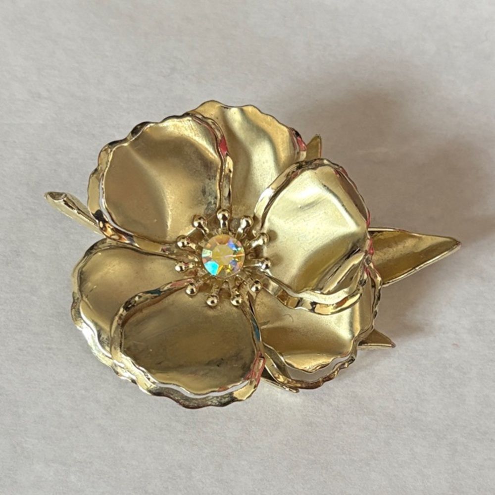 Vintage Retro 1970’s Gold Floral Brooch W/Center Rhinestone 3” Diameter